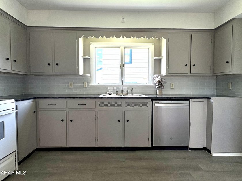 Welcome to this spacious and inviting home located on a quiet - photo 4