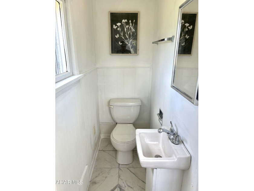 Welcome to this spacious and inviting home located on a quiet - photo 8