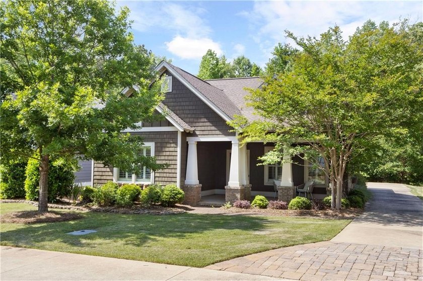 Charming single-story cottage located in the highly desirable - photo 2