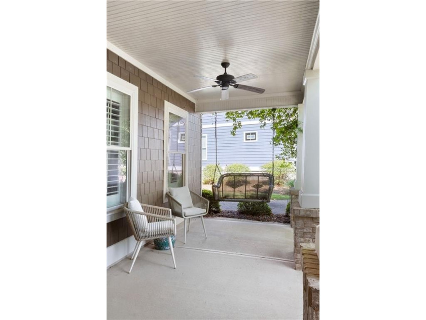 Charming single-story cottage located in the highly desirable - photo 3