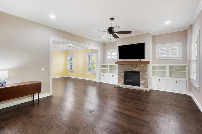 Charming single-story cottage located in the highly desirable - photo 4