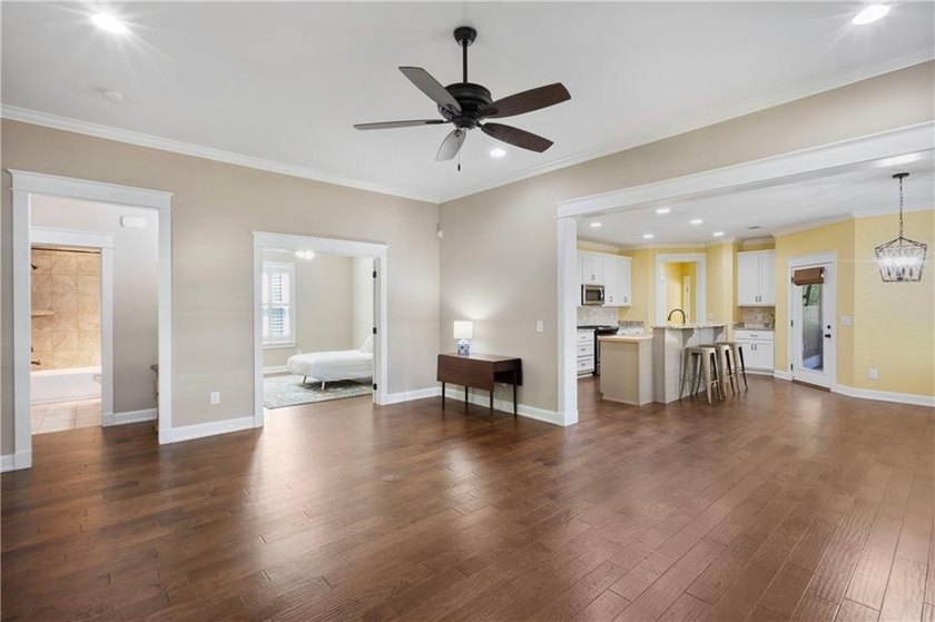 Charming single-story cottage located in the highly desirable - photo 5