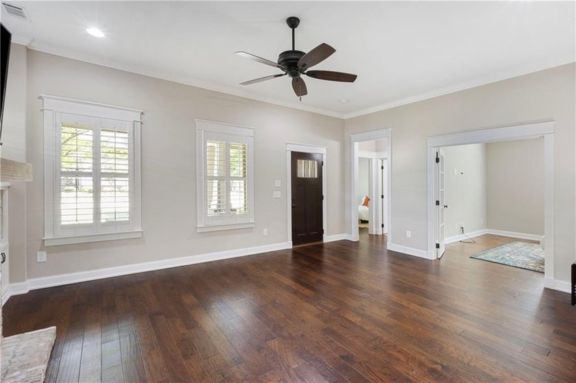 Charming single-story cottage located in the highly desirable - photo 6