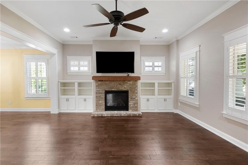 Charming single-story cottage located in the highly desirable - photo 7