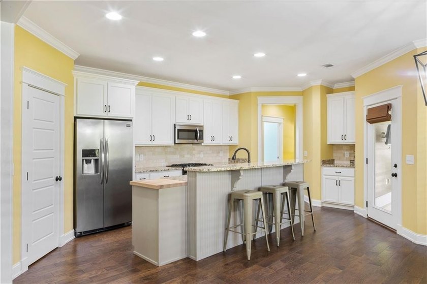 Charming single-story cottage located in the highly desirable - photo 9