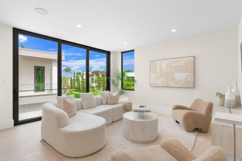 LIVE YOUR DREAM! RARE luxurious designed home on Corner Lot of - photo 31