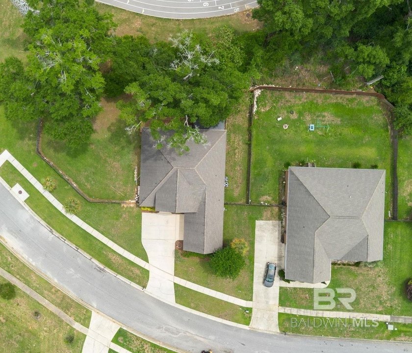 Welcome to this beautifully updated 5-bedroom, 3.5-bath home in - photo 33