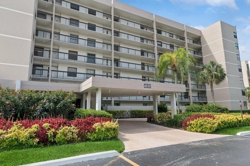 Totally renovated, updated condo detailed in beautiful neutral - photo 2