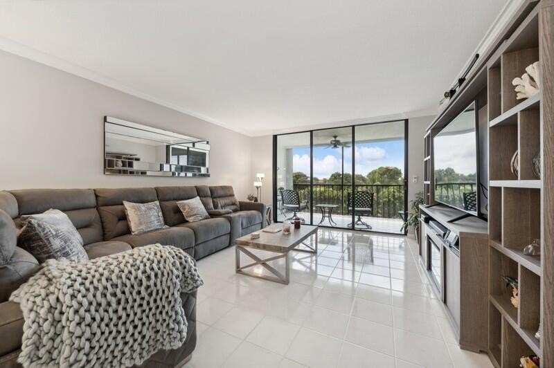 Totally renovated, updated condo detailed in beautiful neutral - photo 6