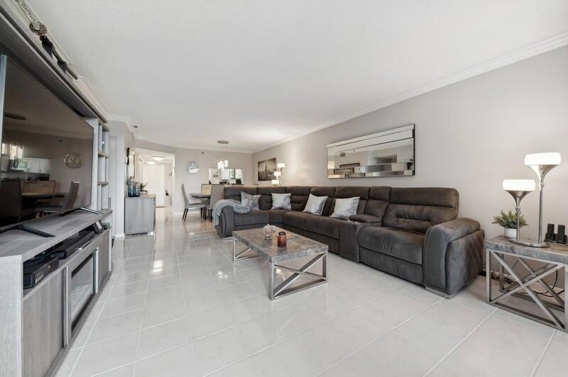 Totally renovated, updated condo detailed in beautiful neutral - photo 9