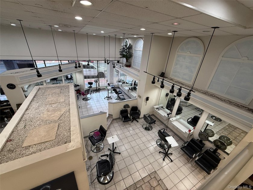 Established Salon Space - Prime Glen Cove Location Rare - photo 3