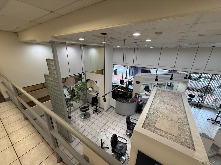 Established Salon Space - Prime Glen Cove Location Rare - photo 4