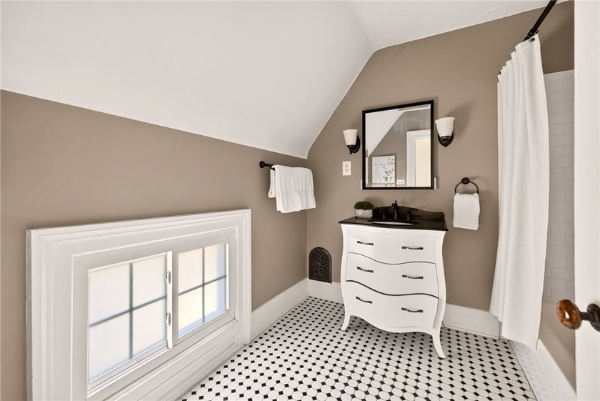 Welcome to this picture-perfect Colonial in the heart of the - photo 23