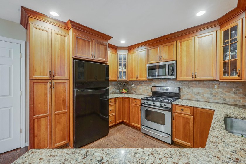 This is the kind of home that gives you options from the moment - photo 12