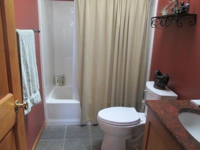 Escape to the beautiful lake view in this spacious 3 BR, 2 Bath - photo 13