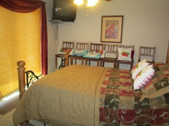 Escape to the beautiful lake view in this spacious 3 BR, 2 Bath - photo 15