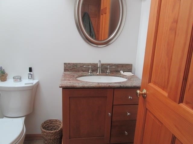 Escape to the beautiful lake view in this spacious 3 BR, 2 Bath - photo 16