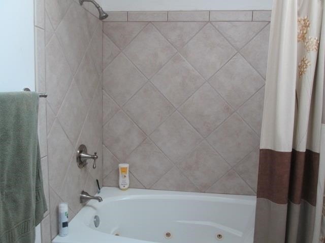 Escape to the beautiful lake view in this spacious 3 BR, 2 Bath - photo 17