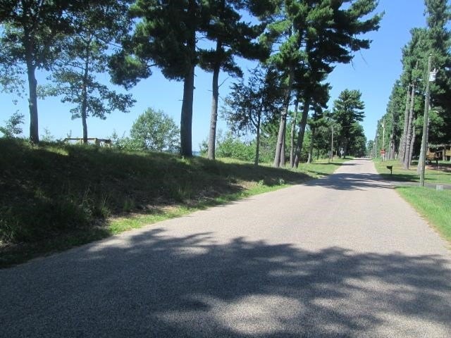 Escape to the beautiful lake view in this spacious 3 BR, 2 Bath - photo 23