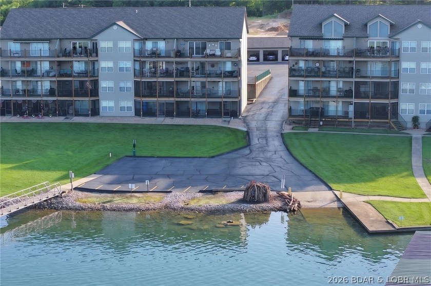 You're in luck just listed 3 bedroom 2 bath walk-in end unit is - photo 25