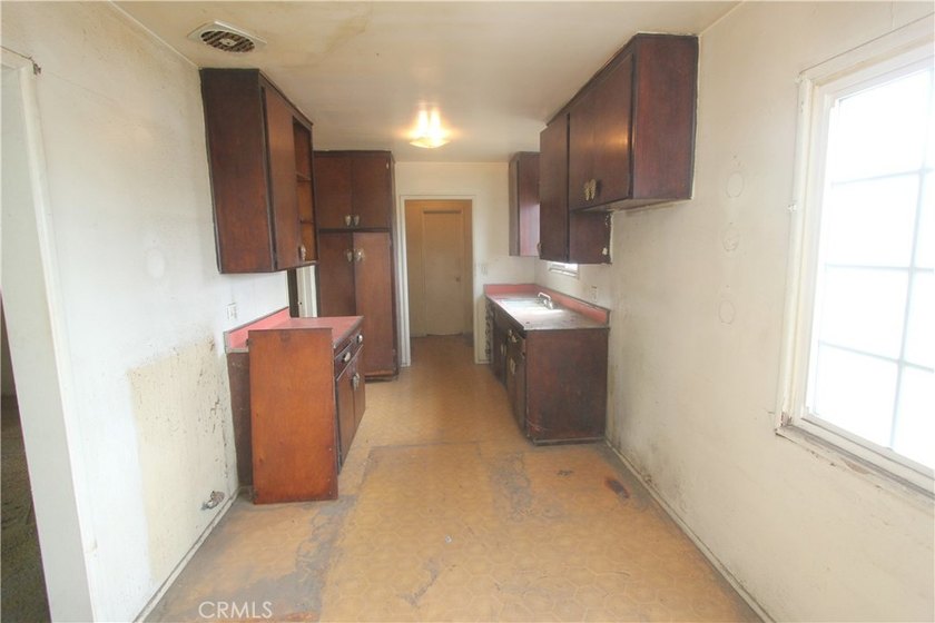 Probate Fixer Opportunity! This is a court-confirmation sale - photo 6