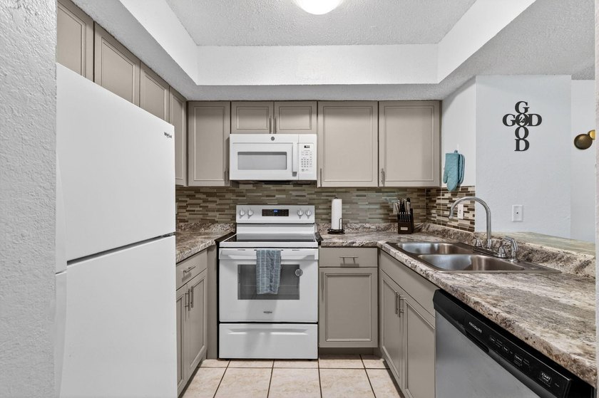 MOVE-IN ready condo just off US1 in a prime location near - photo 12