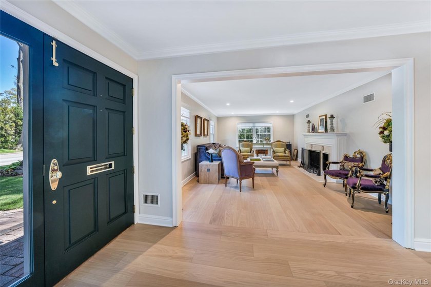Located in the heart of Lake Success, this elegantly sun - photo 14