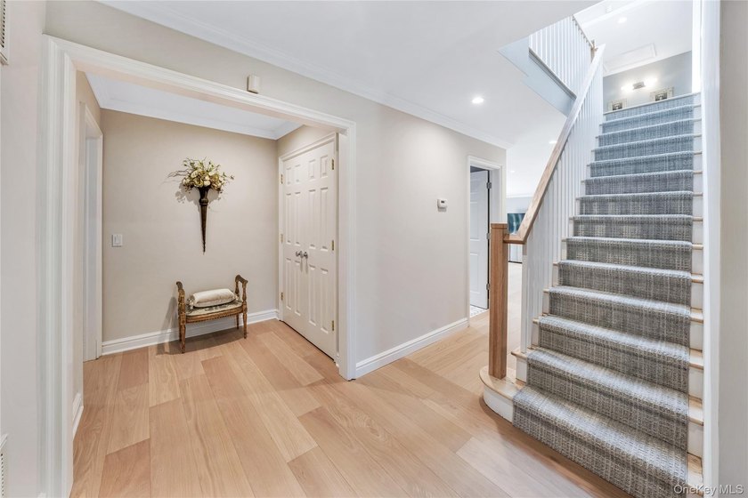 Located in the heart of Lake Success, this elegantly sun - photo 15