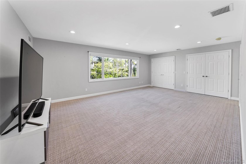 Located in the heart of Lake Success, this elegantly sun - photo 20