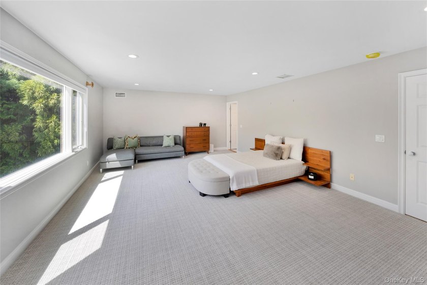 Located in the heart of Lake Success, this elegantly sun - photo 23