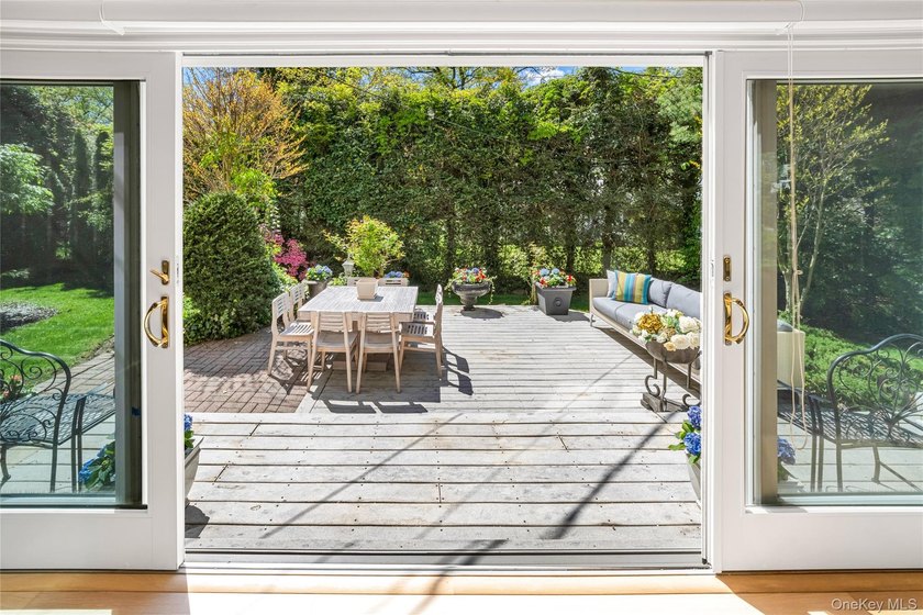 Located in the heart of Lake Success, this elegantly sun - photo 28