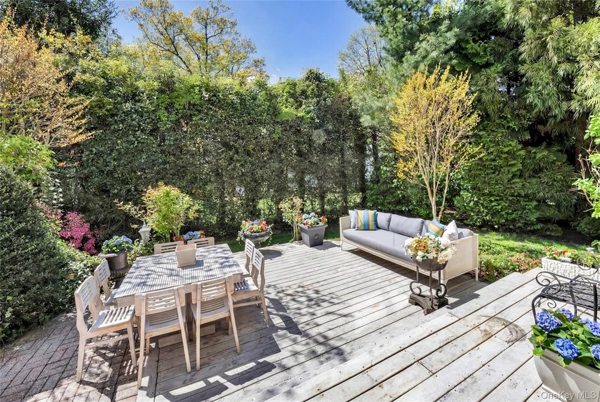 Located in the heart of Lake Success, this elegantly sun - photo 30