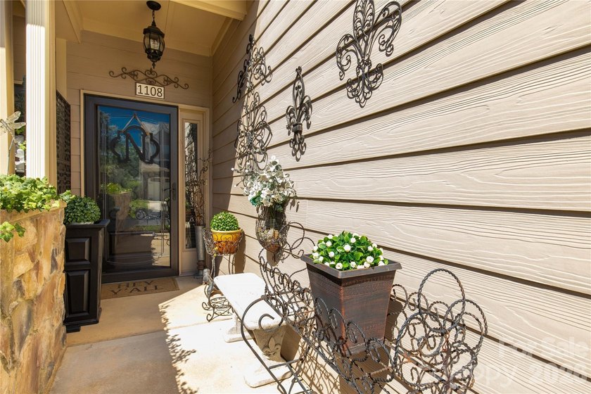 Welcome home to this beautifully maintained townhome in the - photo 5