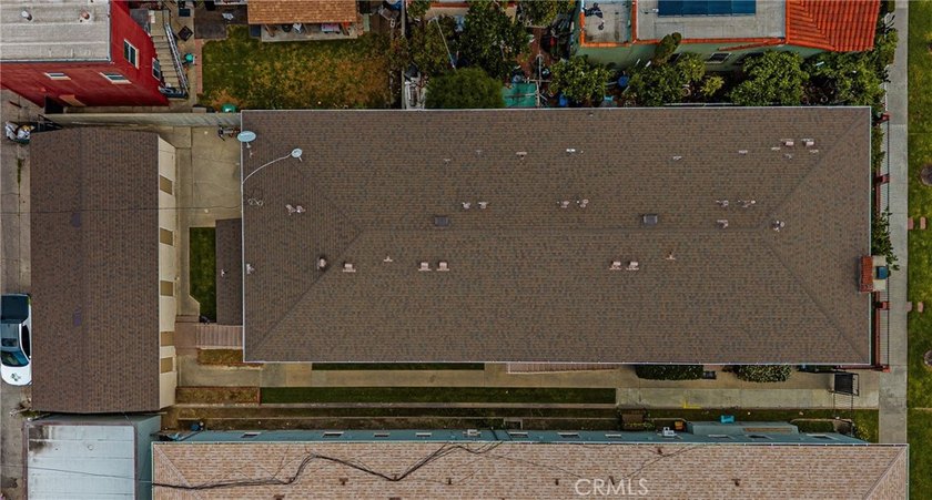 This balcony style building has been well maintained and boasts - photo 5