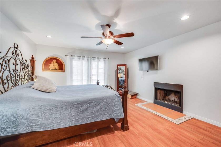Beautifully updated single-story home offering three bedrooms - photo 20