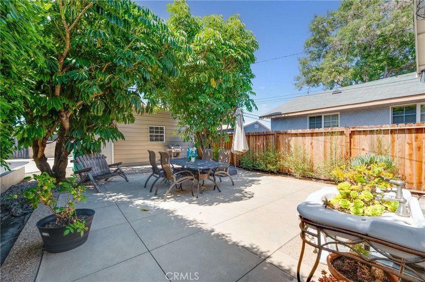 Beautifully updated single-story home offering three bedrooms - photo 26
