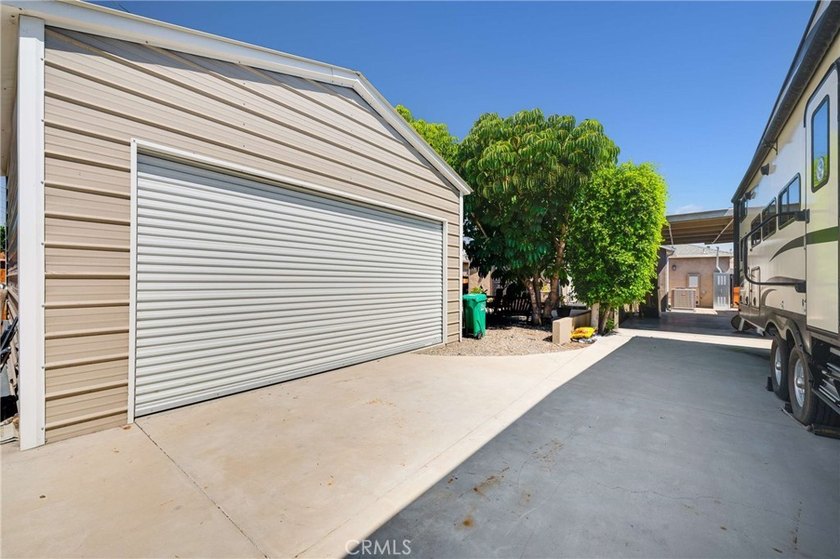 Beautifully updated single-story home offering three bedrooms - photo 28