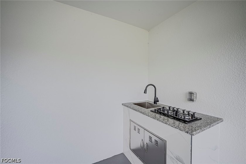 Beautiful newly constructed 3-bedroom, 2-bath home offering 1 - photo 31