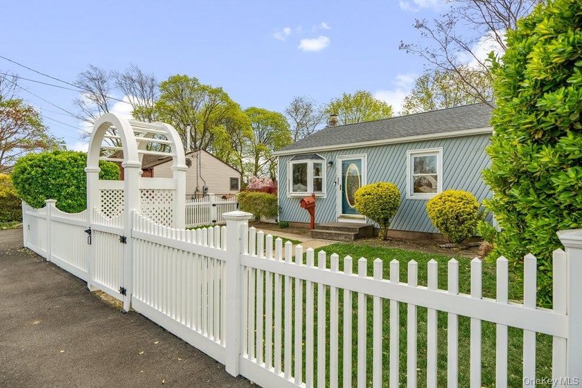 Welcome home to this charming cottage-style 2-3 bedroom home - photo 2