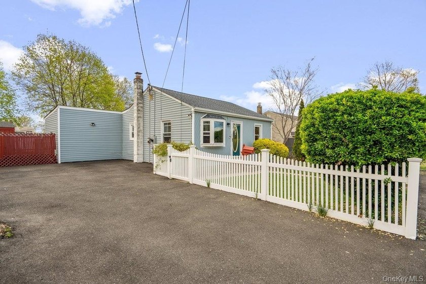 Welcome home to this charming cottage-style 2-3 bedroom home - photo 3
