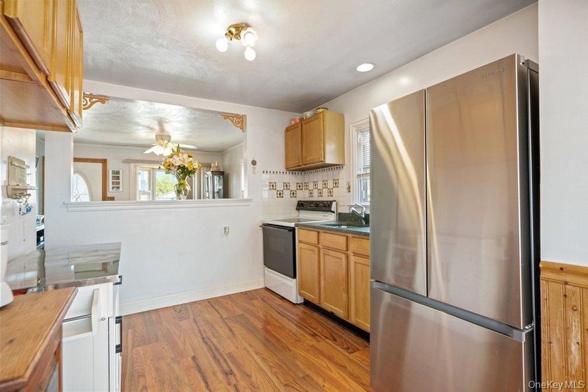 Welcome home to this charming cottage-style 2-3 bedroom home - photo 8