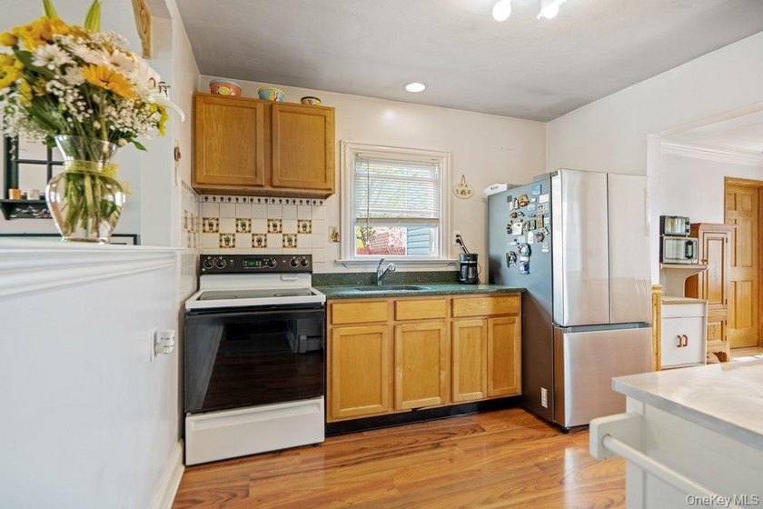 Welcome home to this charming cottage-style 2-3 bedroom home - photo 9