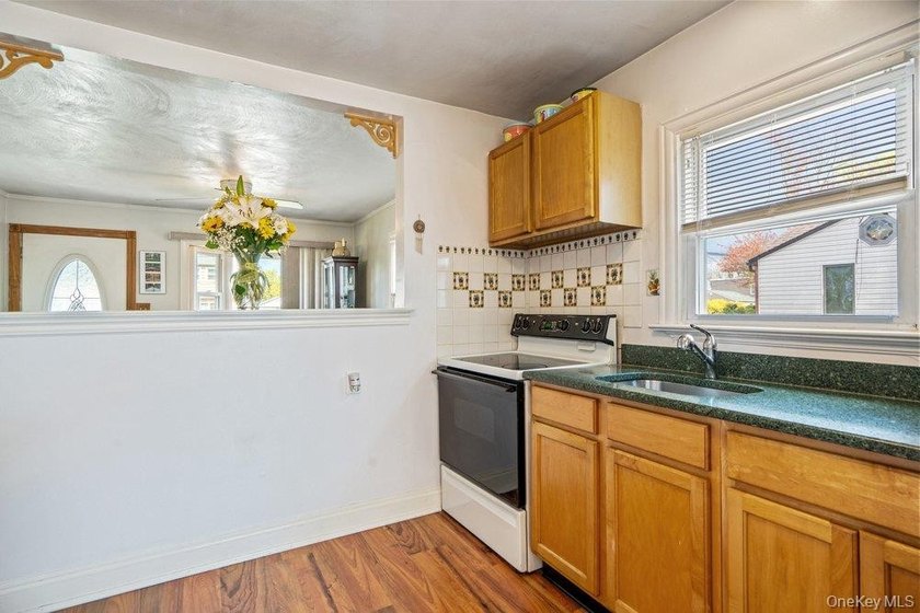 Welcome home to this charming cottage-style 2-3 bedroom home - photo 10