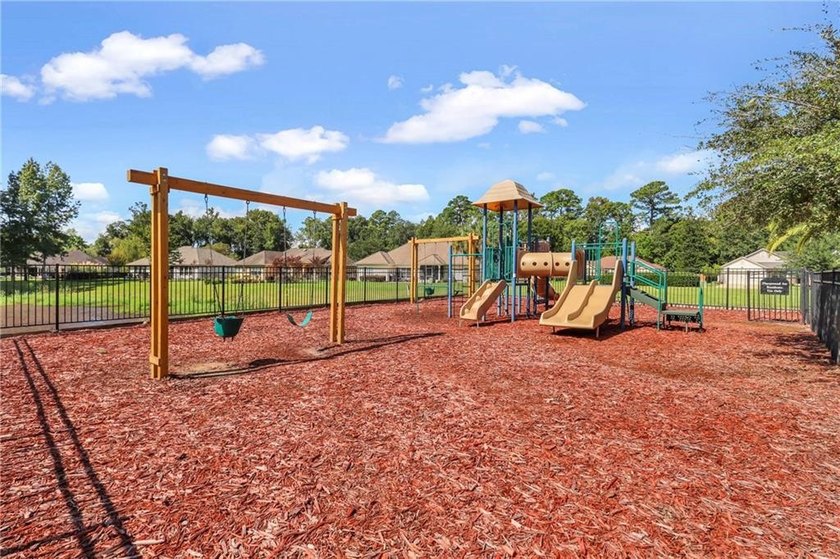 This is a beautiful 4 bedroom, 2 bathroom stucco home that has - photo 32