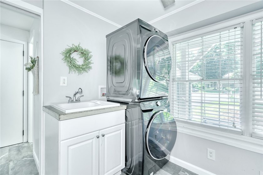 Welcome to this absolutely stunning, meticulously maintained - photo 16