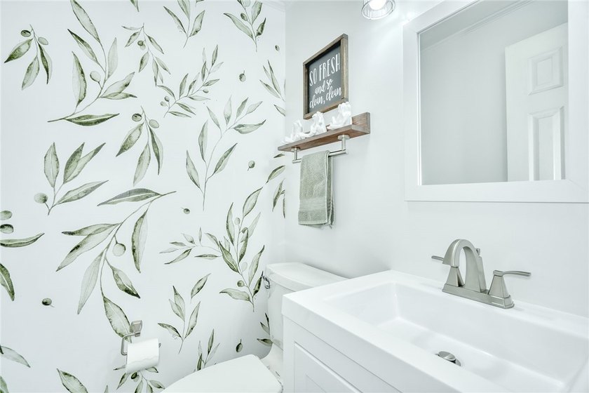 Welcome to this absolutely stunning, meticulously maintained - photo 17