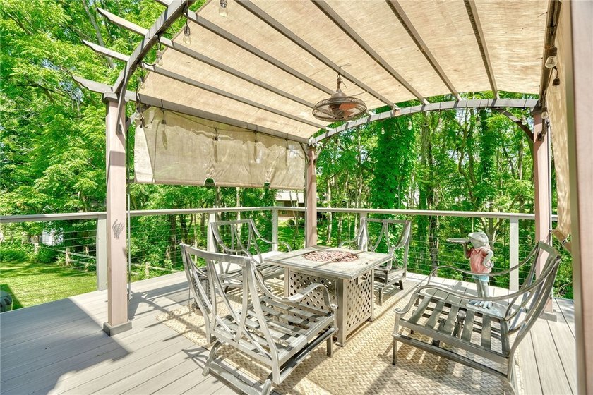 Welcome to this absolutely stunning, meticulously maintained - photo 19