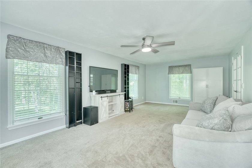 Welcome to this absolutely stunning, meticulously maintained - photo 22