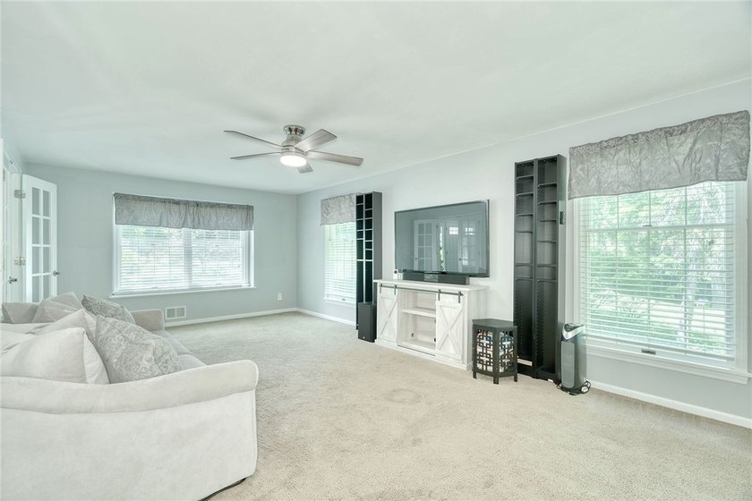 Welcome to this absolutely stunning, meticulously maintained - photo 23