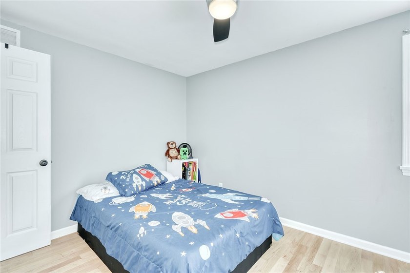 Welcome to this absolutely stunning, meticulously maintained - photo 32